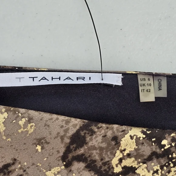 NWT T Tahari Gina Charmeuse Sheath Dress Molasses Metallic Gold Print Size 6 - Picture 10 of 14